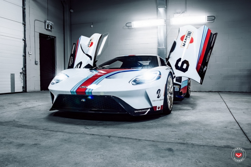 不搭Porsche又何妨！Ford GT身披Martini Racing賽車塗裝竟如此對味