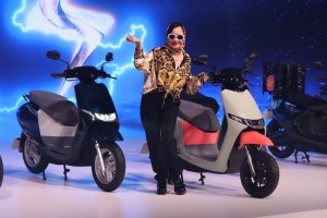 「時尚天母」比莉代言站台,KYMCO Ionex i-One 綠牌 AIR /白牌FLY全新上市!