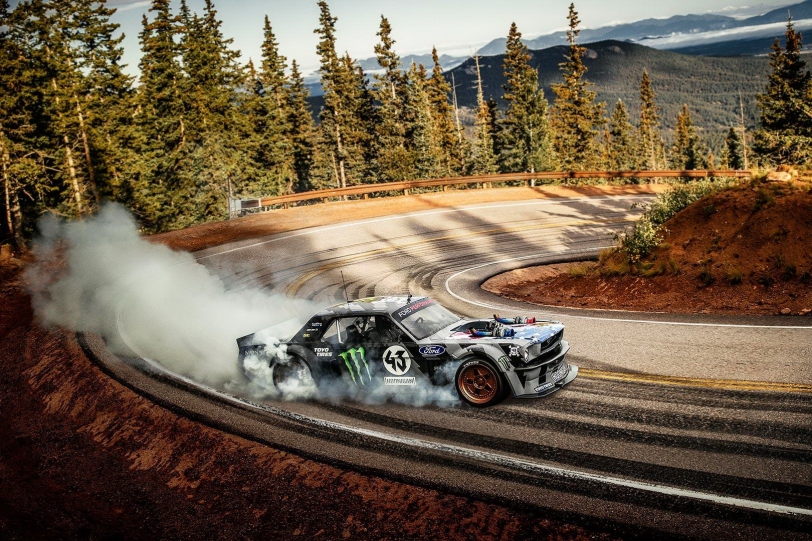 山道甩尾的極致，Ken Block開著1400hp的Hoonicorn甩上Pikes Peak