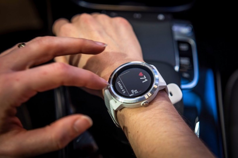 Mercedes-Benz推出能測心跳的智慧型手錶：vívoactive 3 可與車輛進行連結