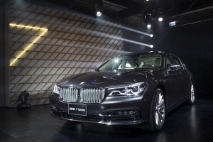 第六代全新BMW 7系列，碳纖維、雷射大燈與智慧遙控車鑰引領豪華未來