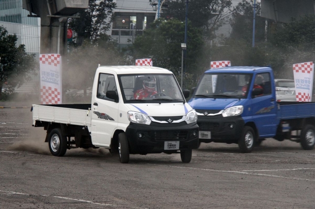 顛覆你對貨車的定義！商車一哥中華菱利甩尾飄移表演Show