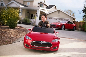 Tesla推出迷你版Model S 成人勿用！(內有影片)