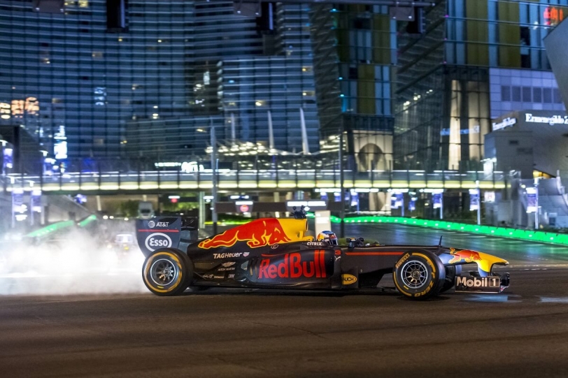 Aston Martin Red Bull Racing展開F1賽車美國公路之旅(內有影片)