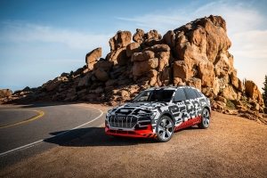 Audi e-tron於派克峰進行動能回收測試 電動車也配備方向盤換檔撥片?!