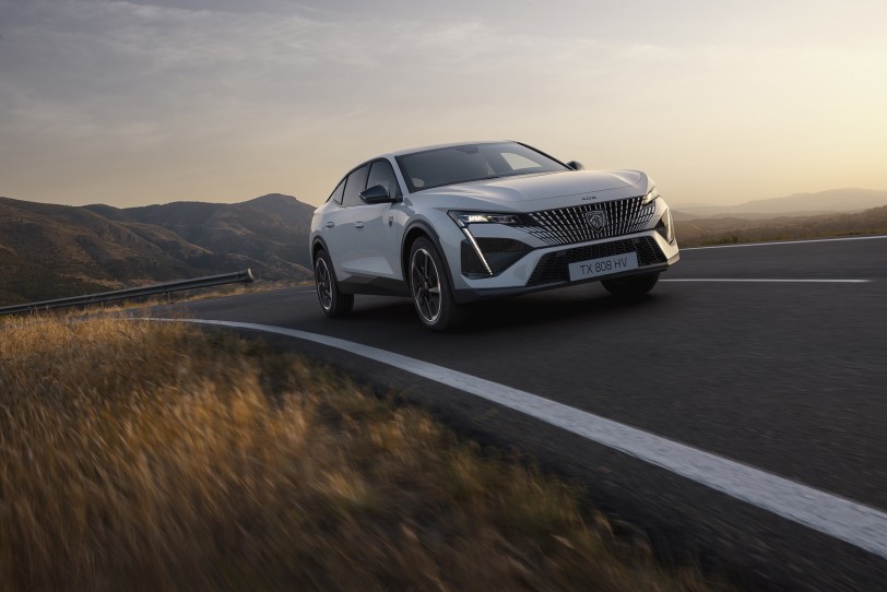 續航里程 453 公里、外觀與燃油版相同,Peugeot e-408 正式亮相!