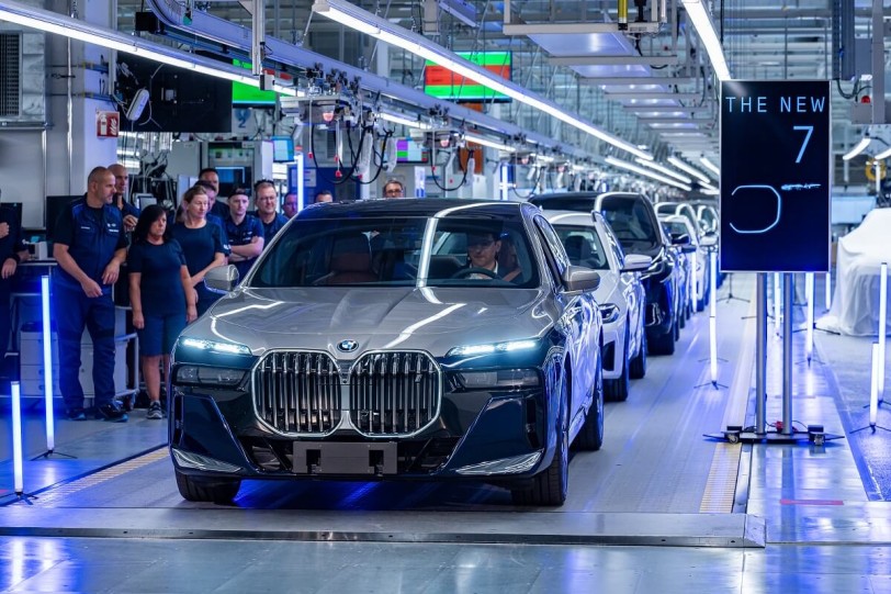 BMW新世代7 Series首批車已從工廠下線,並展示了BMW製造的最新進化