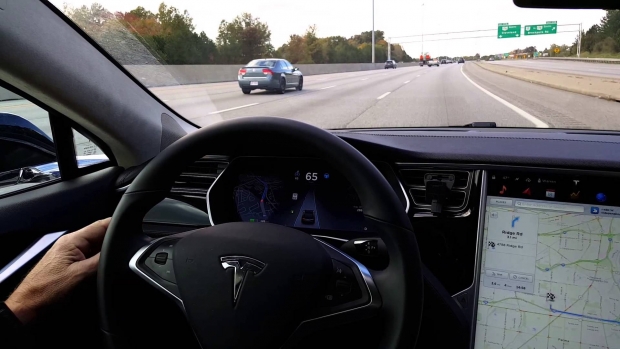 Tesla致命事故解析，開車還是要自行注意路況比較好