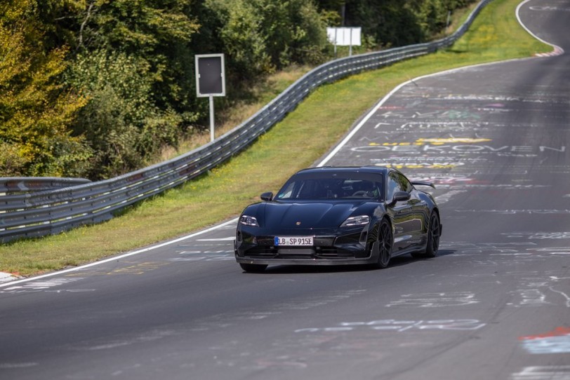 不讓 TESLA 好過，Porsche 全新 Taycan 紐柏林北環賽道成績較現行款快達26秒、成為最速電動車
