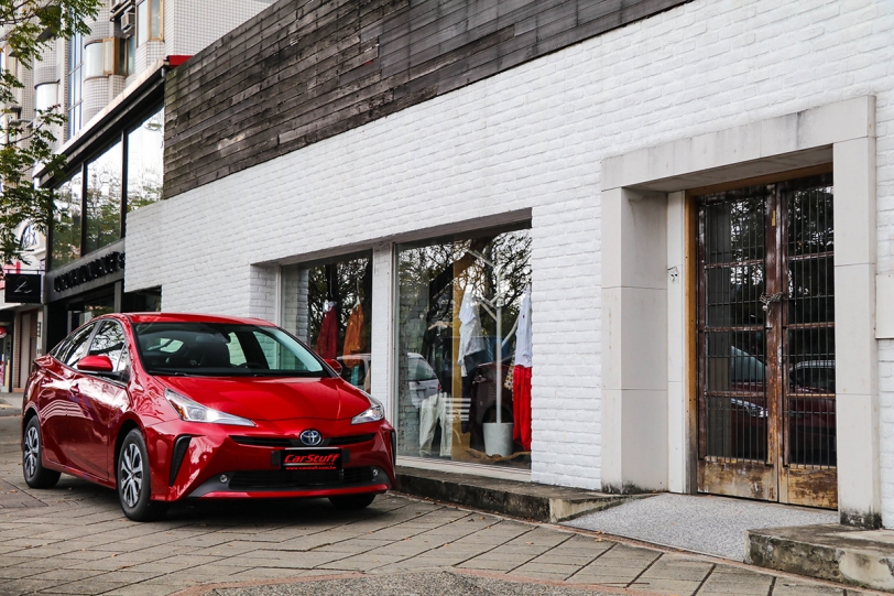 理性與感性之間多了美感，2019 Toyota Prius Hybrid 第四代小改款試駕