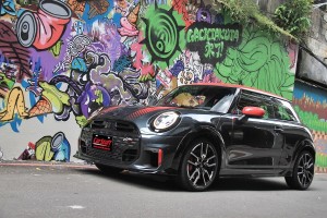 雖有一點點妥協，但新MINI John Cooper Works熱血沸騰度依舊感動！