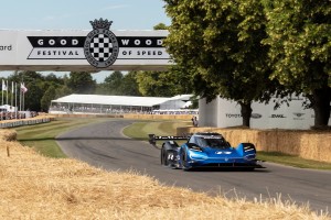 Volkswagen純電賽車I.D. R擠下McLaren MP4/13,Goodwood爬山賽20年紀錄終於被破!