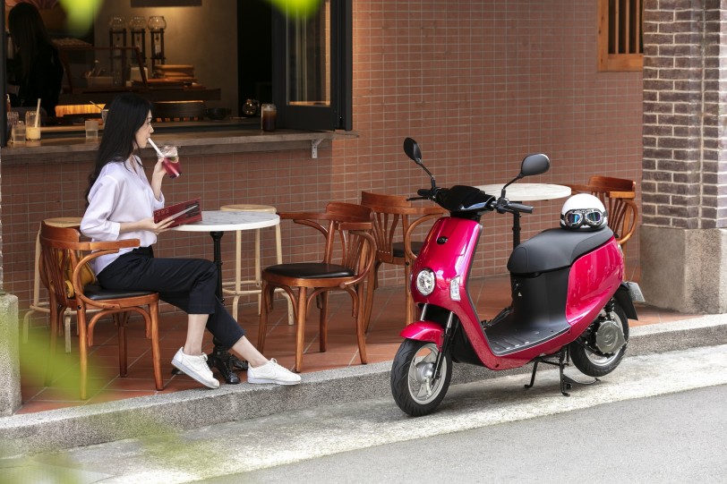 優雅又時尚中華eMOVING Shine「魅力紅」嶄新登場 寵愛媽媽 購車再送資生堂萬元保養組