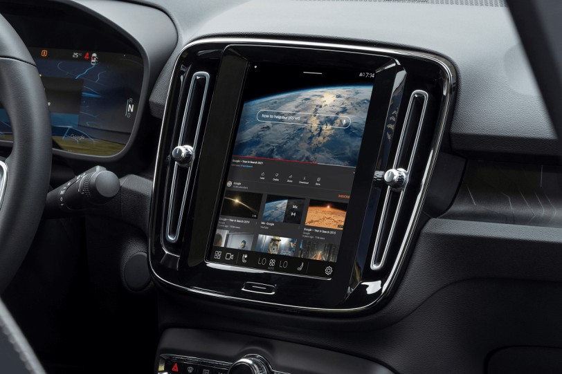 Volvo率先推出支持Google智能助理設備的車載系統，並且可播放YouTube影片
