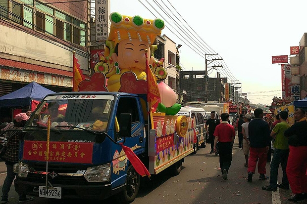 大甲媽回鑾，中華新達媽祖祝壽車率菱利、得利卡相迎