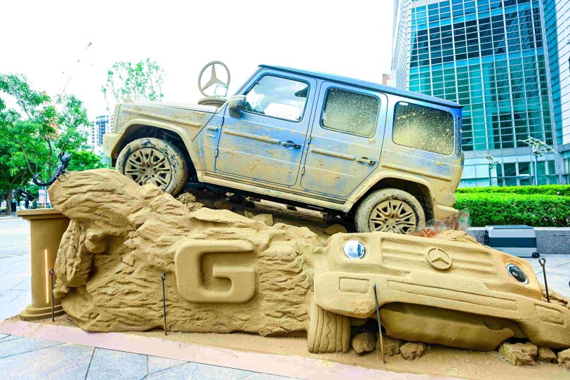 Mercedes-Benz 首度戶外大型裝置藝術： G-Class 沙雕展台現蹤台北 101