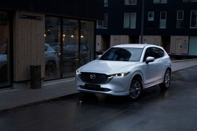 升級全車真皮座椅、雙前座導流式通風功能！2025 年式樣 Mazda CX-5 新增 20S 淬鍊版、售價104.9 萬元！