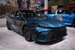 汽油 2.0/油電 2.5 雙動力編成,Toyota CAMRY 第九代 99.9 萬起開啟預接單、7/4 發表!