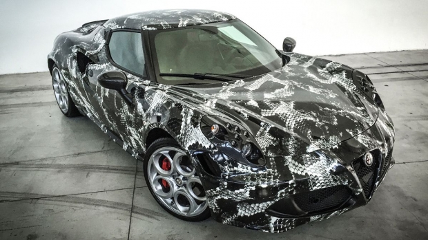 時尚好難懂,Lapo Elkann最新力作Alfa Romeo 4C黑白蛇紋客製車