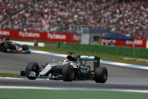 地主優勢發揮Mercedes-AMG PETRONAS德國站所向披靡,Lewis Hamilton拉大領先優勢