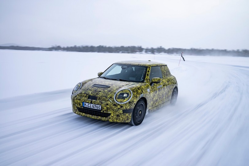 純電動並充滿駕駛樂趣！下一世代MINI 3-Door原型車在冰雪路面進行測試