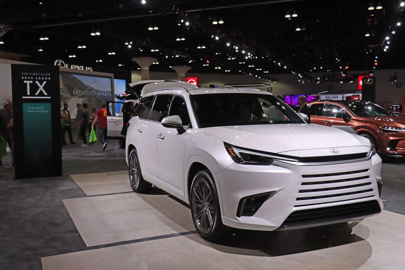 2023 洛杉磯車展直擊：全尺寸七人座 SUV 戰將，Lexus TX500h Performance 與 Toyota Grand Highlander 對比