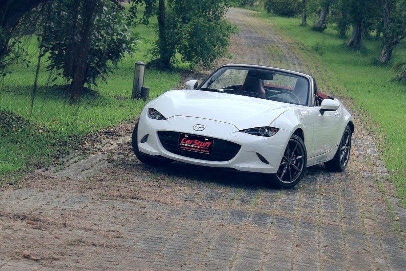 手排配上Mazda百週年紀念的MX-5 再也沒有比這更夢幻的組合了