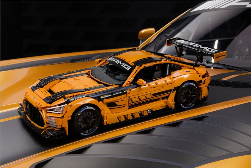 CaDA將Mercedes-AMG GT3改造成1：8積木模型