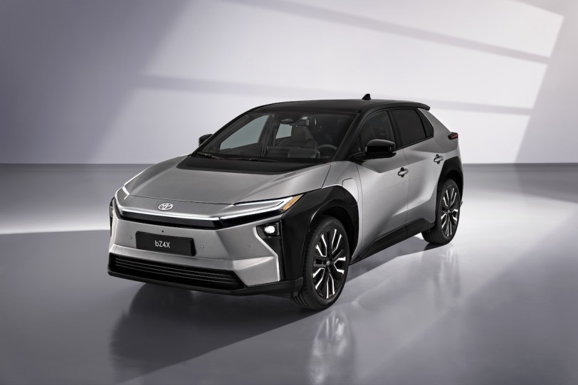 續航力提升性能更好、內裝質感大躍進，Toyota bZ4X 小改款歐洲亮相、同時宣布 2026 年將再推出 3 款純電車