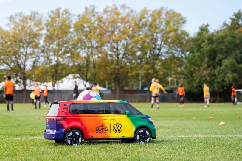 Volkswagen「Tiny Buzz」在標誌性的 2022年歐洲女足歐洲杯首秀後特別客串
