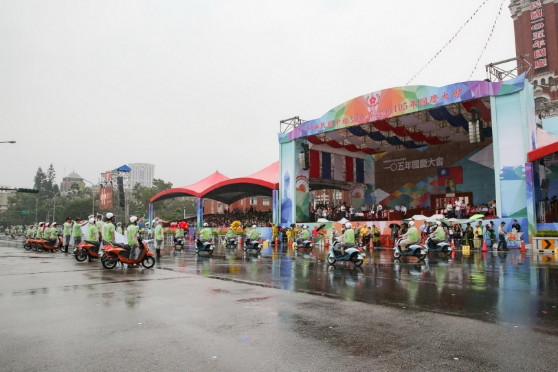 參與國慶遊行，中華電動二輪車e-moving騎進總統府