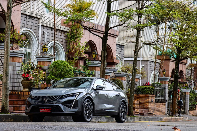 美型 CROSSOVER 獅子與油電的邂逅，2025 PEUGEOT 408 HYBRID GT PREMIUM