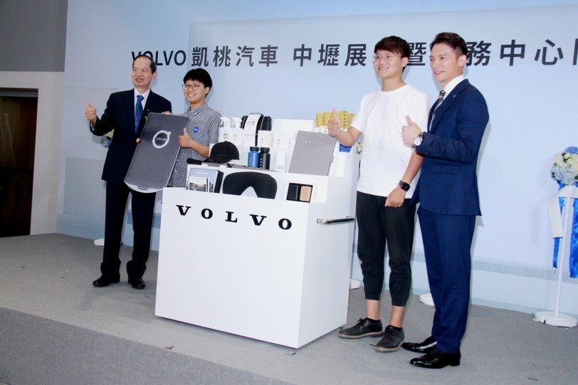 Volvo VRSE 5.0旗艦規格凱桃中壢全新展示暨服務中心正式開幕 男星溫昇豪化身金牌銷售顧問為XC40 T2客戶尊榮交車