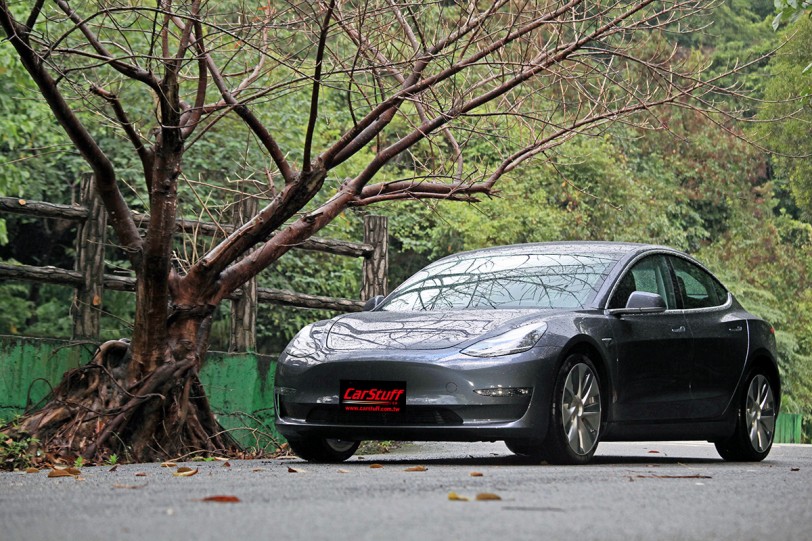 Holidays With Tesla 假期體驗計畫 將您的現有車輛換成 Tesla Model 3駕駛三天