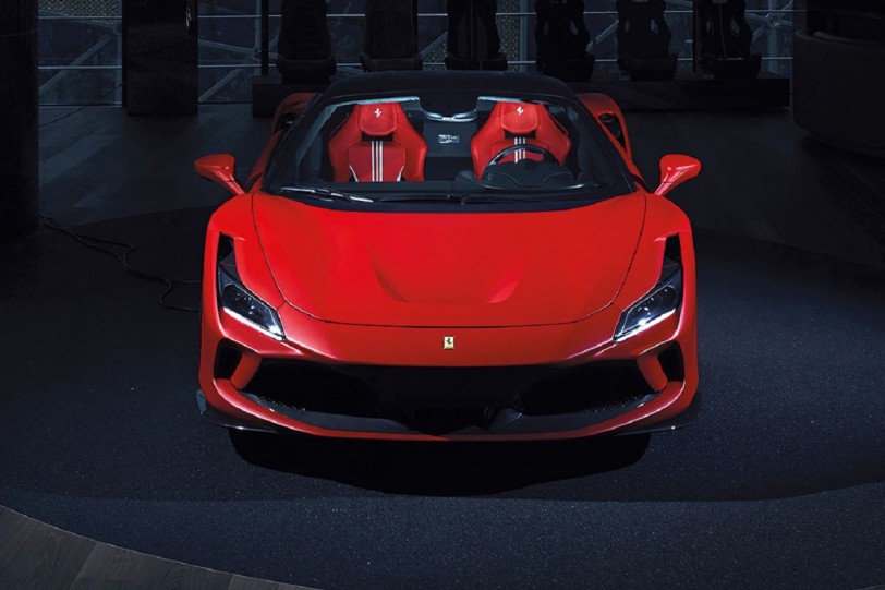 翻轉個性化定制：Ferrari Tailor Made展示「噴砂」處理效果的內飾