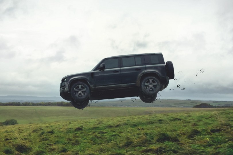 來看看新Defender重落地、翻滾後的強悍表現 Land Rover公佈新007相關預告影片