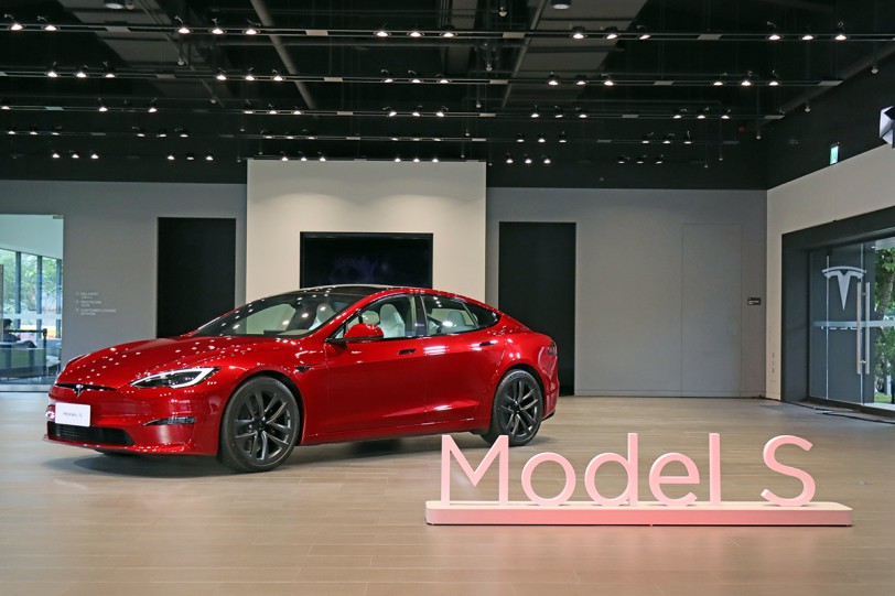 Tesla Model S「Ultra Red 烈焰紅」台灣首度亮相、搭配 Yoke 方向盤304.99萬起！