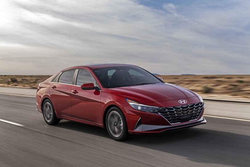 全新第三代平台加持、首度導入 Hybrid 車型，Hyundai 第七代 Elantra/Avante 全球首度公開亮相！