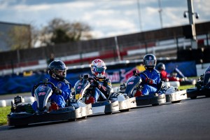 F1車王超車秀！僅花35分、14圈飆過100位車手 Max Verstappen征服Red Bull《Max vs 100》極限挑戰