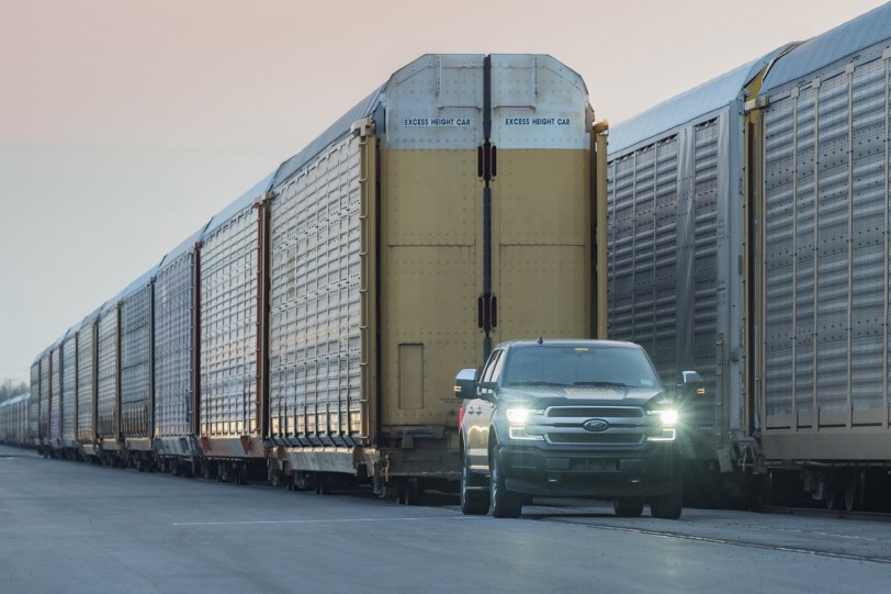 我吃電長大的！Ford F-150純電皮卡原型車拖動重達「453.59噸」貨櫃