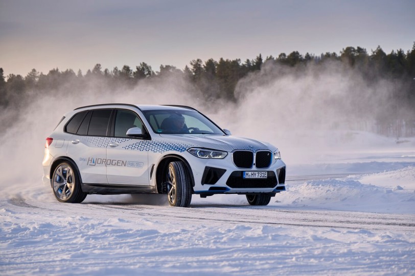 BMW iX5 Hydrogen在北極圈附近最終冬季測試中