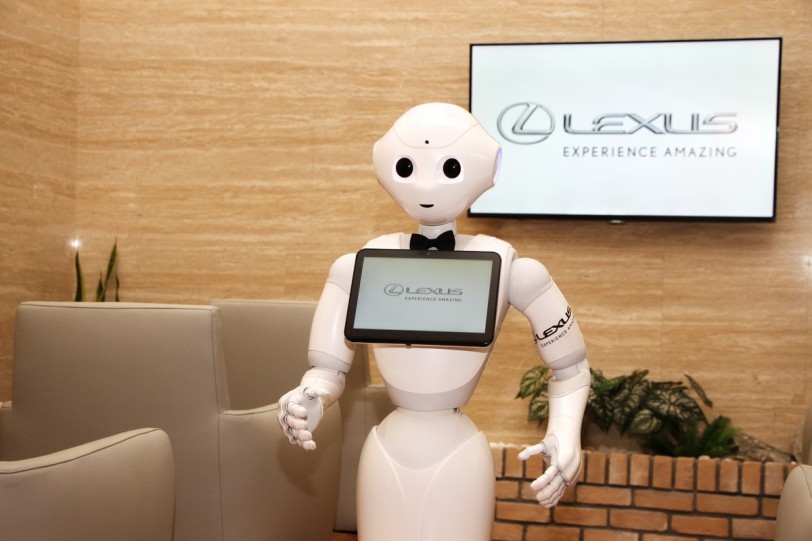 Lexus全新士林據點開幕，導入AI智能機器人Pepper桌邊點餐服務！