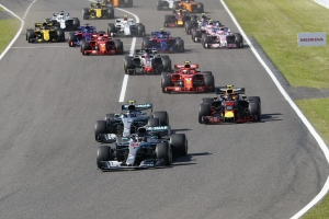 銀箭車隊連五年F1日本站奪冠,Lewis Hamilton生涯第80次奪桿位!