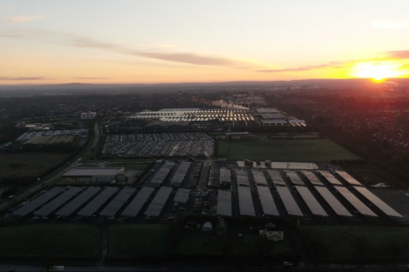 Bentley兩個足球場大的太陽能發電停車棚正式啟用