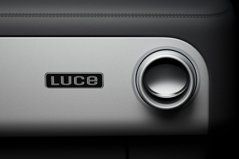 Ferrari全新純電動跑車命名為Luce，並揭曉了一些內裝設計細節