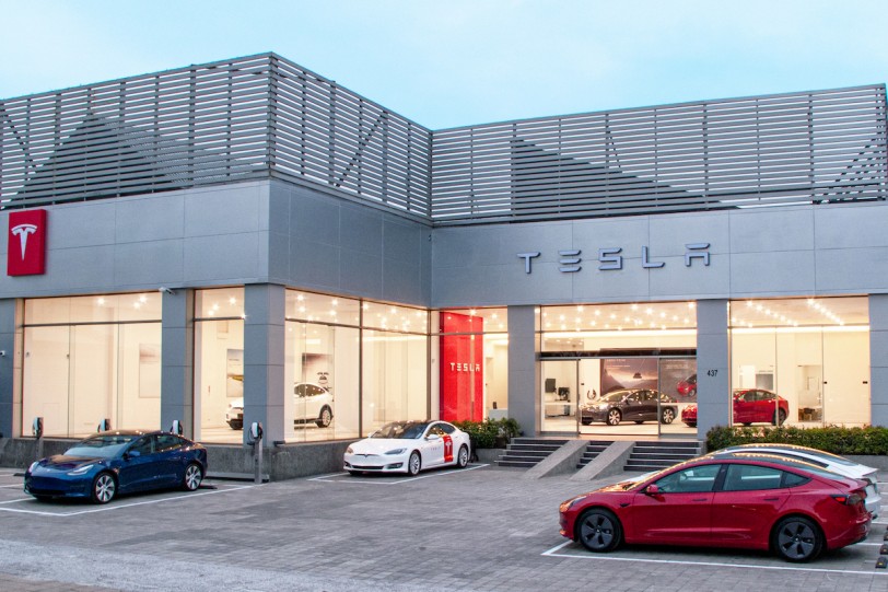 南臺灣首座 Tesla Center 高雄服務體驗中心開幕，Model 3 白色內裝現貨車首次限量開放！