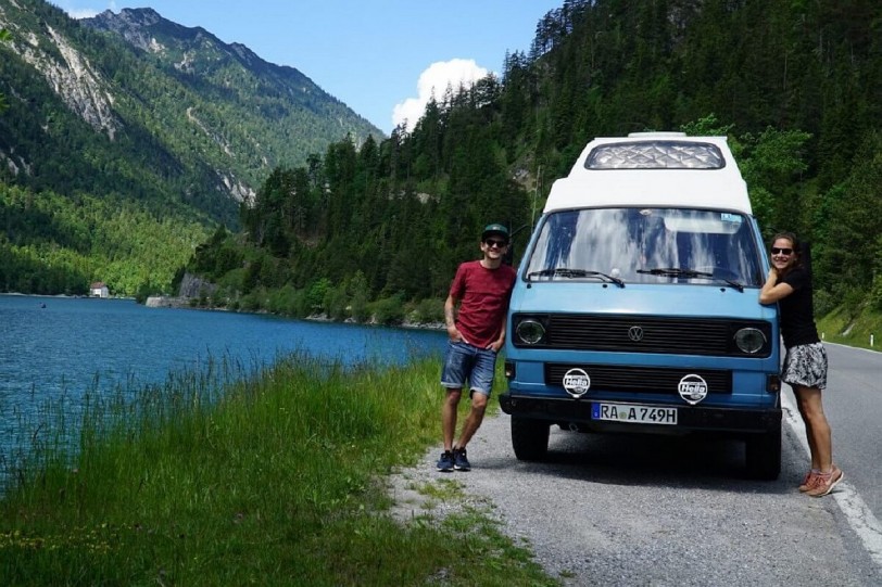 安娜和馬丁駕駛他們精心改造的Volkswagen T3探索歐洲