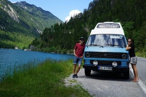 安娜和馬丁駕駛他們精心改造的Volkswagen T3探索歐洲