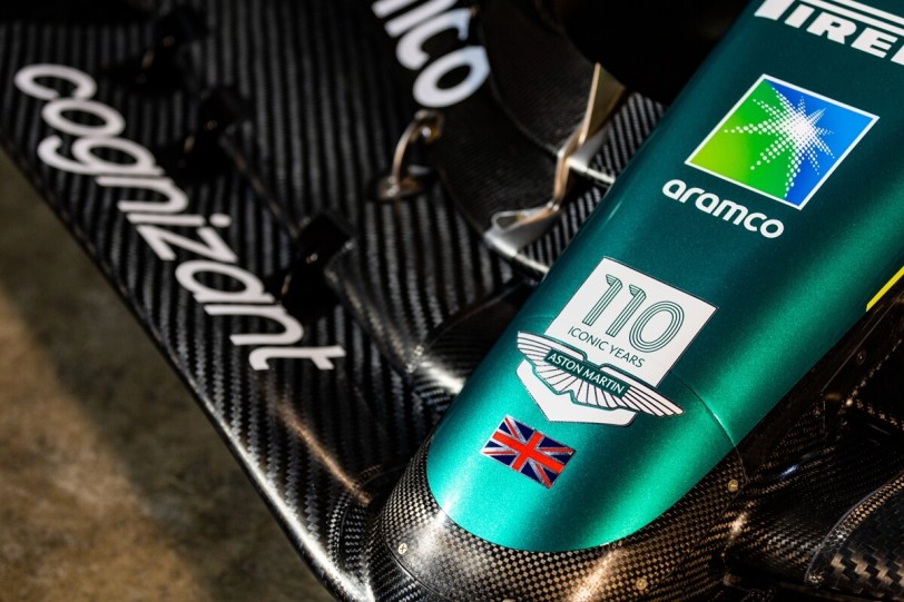 Aston Martin慶祝創立110週年，在AMR23 F1賽車上公佈特殊標誌