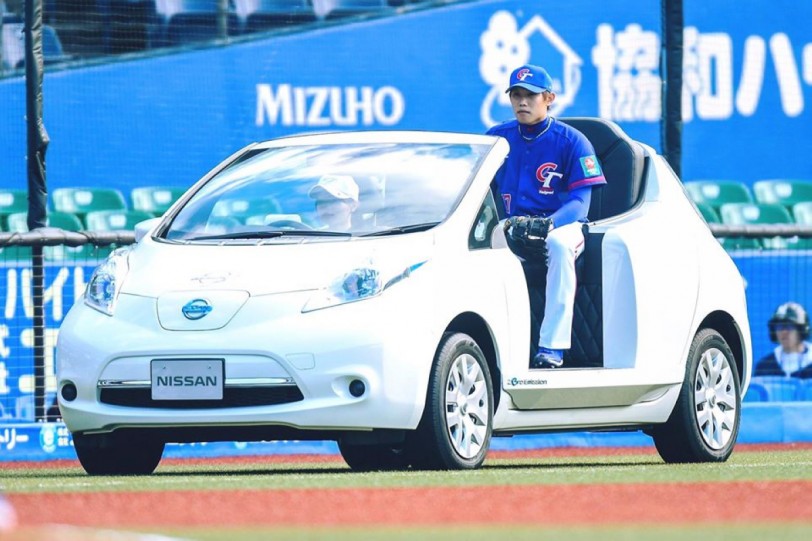 世界12強棒球賽場上焦點，「敞篷」Nissan Leaf牛棚接駁車可愛又吸睛
